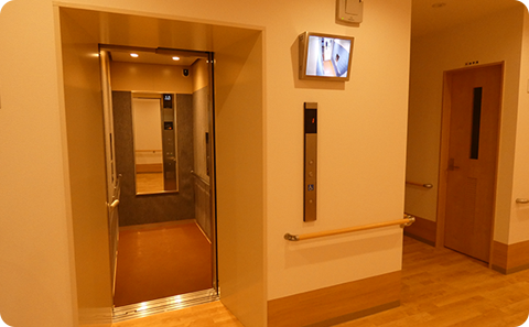施設内のエレベーター